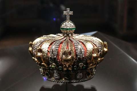 El Louvre anunció que la corona dañada durante el robo podrá ser restaurada completamente