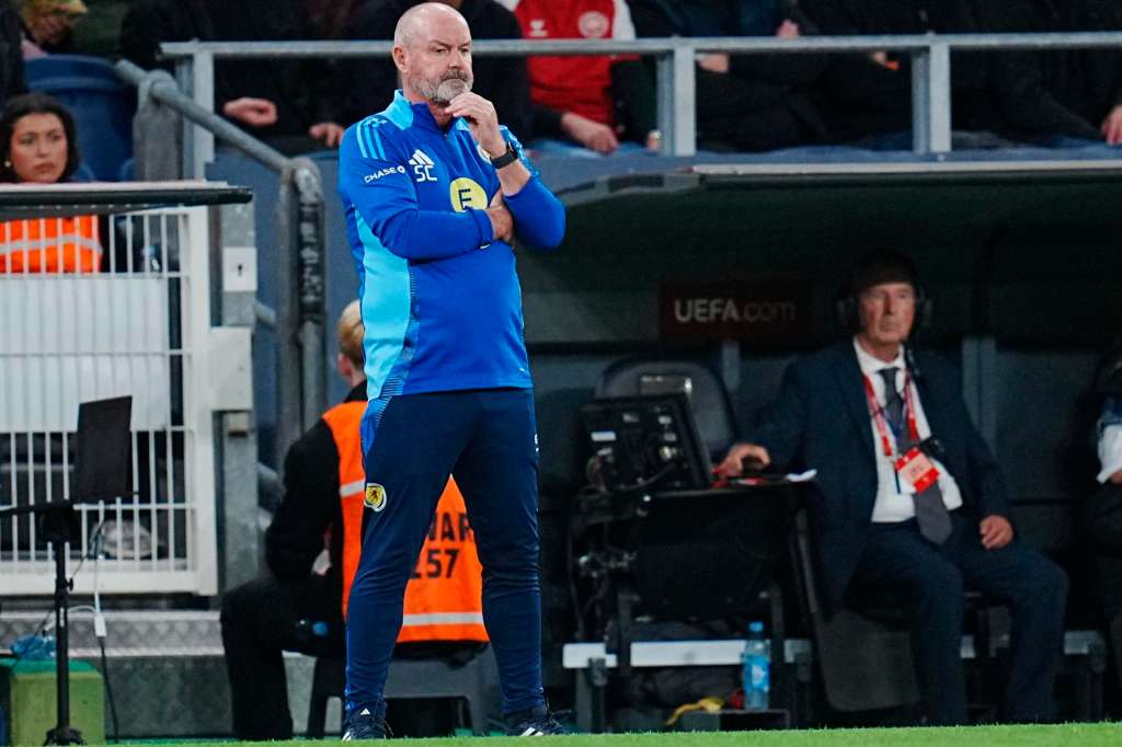 Copenhagen (Denmark), 05/09/2025.- Scotland's head coach Steve Clarke looks on during the FIFA World Cup 2026 qualifier match between Denmark and Scotland, in Copenhagen, Denmark, 05 September 2025. (Mundial de Fútbol, Dinamarca, Copenhague) EFE/EPA/Liselotte Sabroe DENMARK OUT
