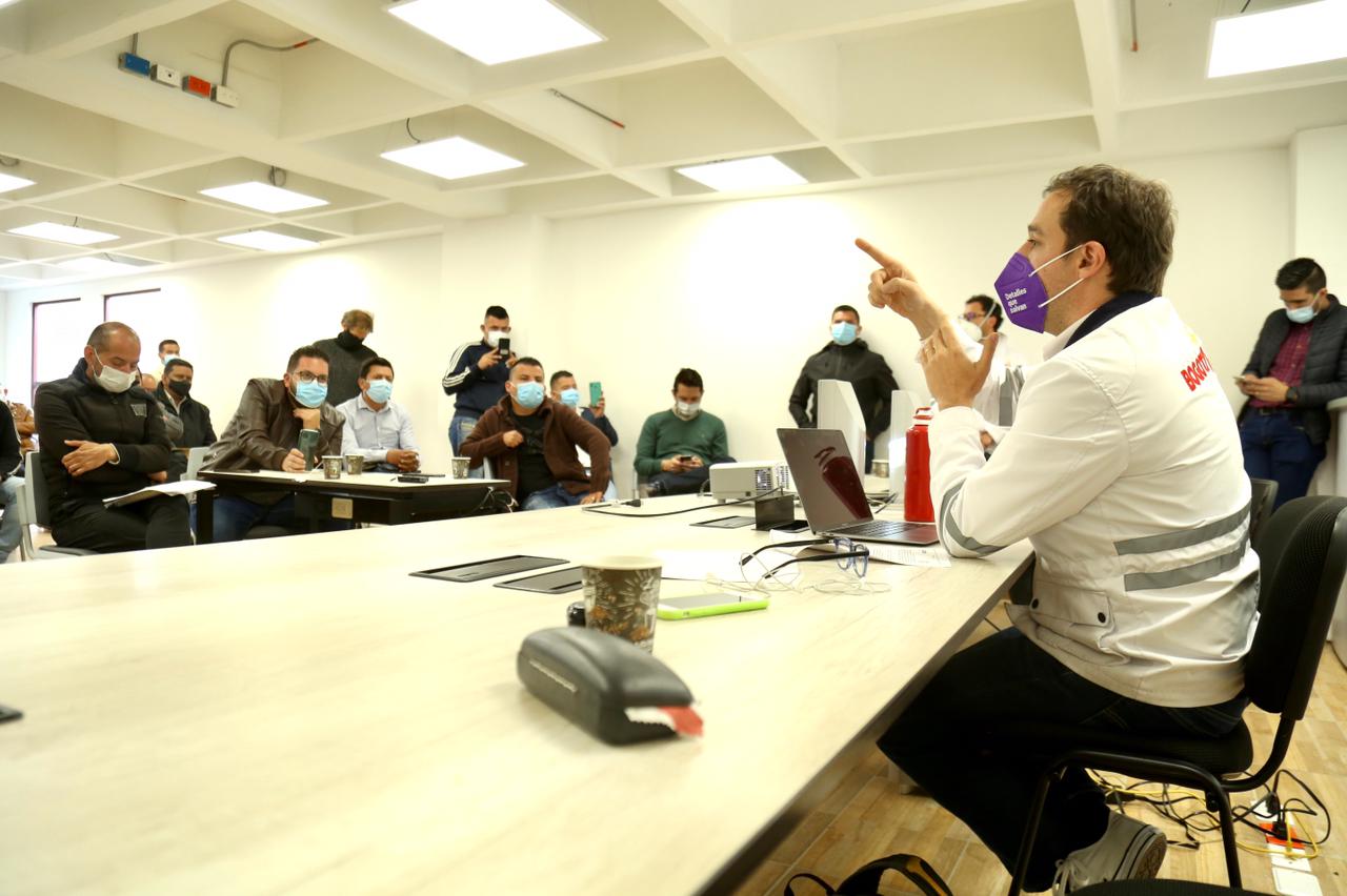 El secretario de Gobierno, Luis Ernesto Gómez y los dueños de restaurantes.