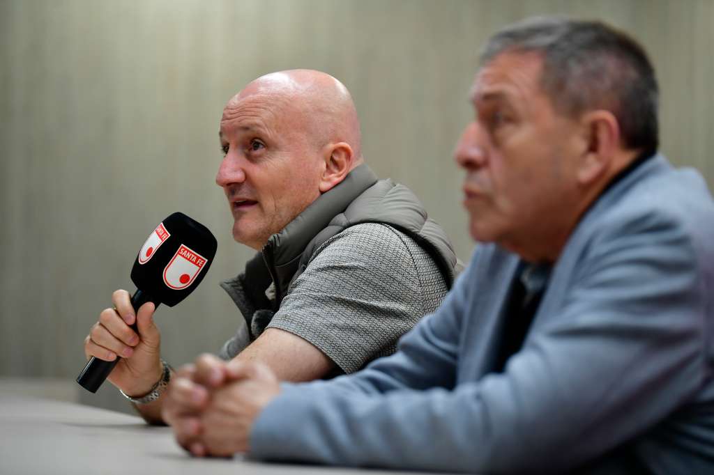 Presidente de Independiente Santa Fe y Pablo Repetto , técnico uruguayo (de chaleco), durante su presentación oficial como técnico cardenal.