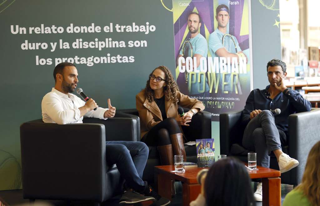 BOG200. BOGOTÁ (COLOMBIA), 22/08/2024.- Los tenistas colombianos Sebastián Cabal (i) y Robert Farah (d) hablan durante la presentación del libro "Colombian Power" escrito por la periodista Mónica Laverde (c) este jueves en Bogotá (Colombia). Robert Farah, que junto con su compatriota Juan Sebastián Cabal conformó la primera dupla latinoamericana en ganar Wimbledon en 2019, aseguró que el español Rafael Nadal es el mejor competidor en la cancha, al tiempo que destacó otros valores de Roger Federer y Novak Djokovic. EFE/Mauricio Dueñas Castañeda