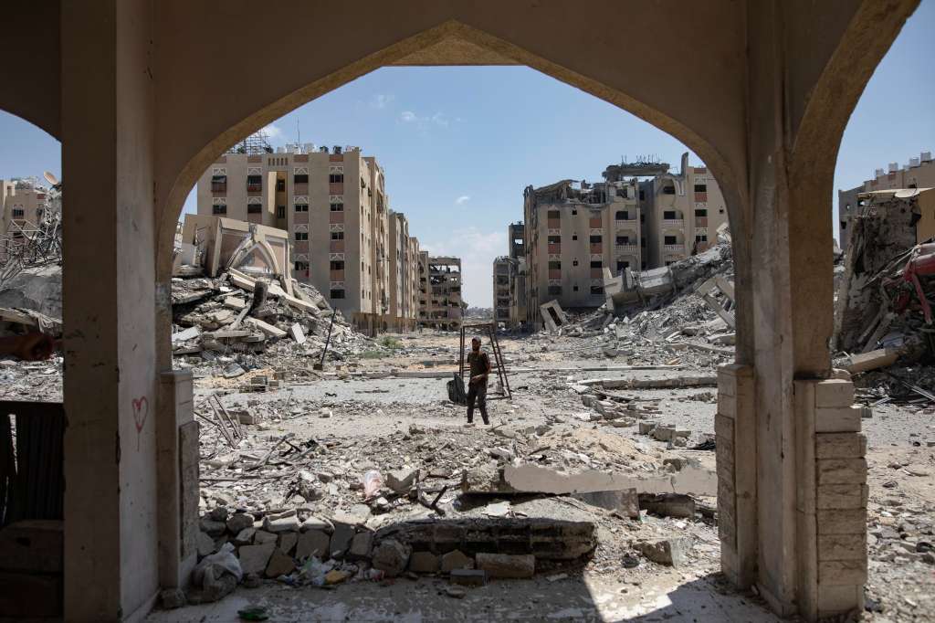 Hamad (khan Yunis) (-), 24/08/2024.- Palestinians inspect the damage after the withdrawal of Israeli forces from Hamad City in Khan Yunis, southern Gaza Strip, 24 August 2024. More than 40,000 Palestinians and over 1,400 Israelis have been killed, according to the Palestinian Health Ministry and the Israel Defense Forces (IDF), since Hamas militants launched an attack against Israel from the Gaza Strip on 07 October 2023, and the Israeli operations in Gaza and the West Bank which followed it. EFE/EPA/HAITHAM IMAD