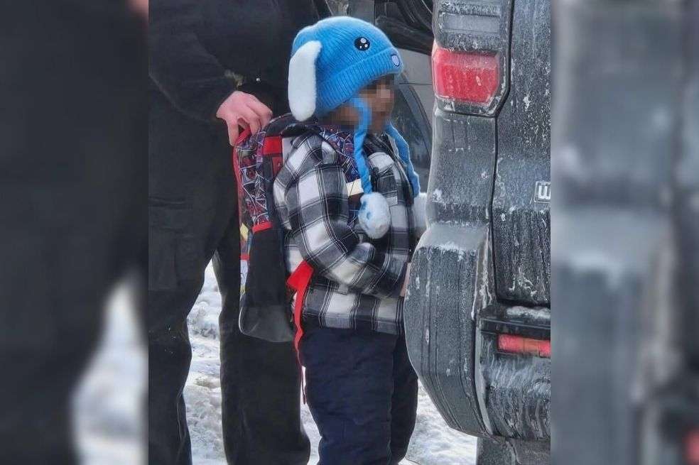 Agentes federales de inmigración acompañan a Liam Conejo Ramos, de 5 años, hasta un vehículo frente a su casa de Minneapolis, Estados Unidos.