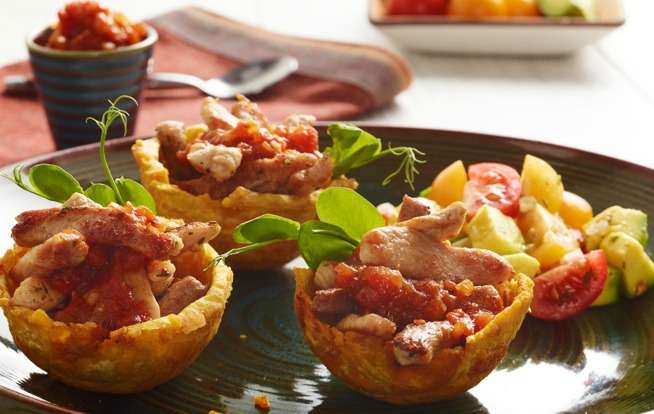 Canasticas de plátano rellenas de carne de cerdo