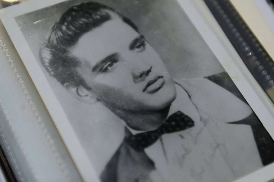 Elvis Presley murió de repente a los 42 años en 1977.