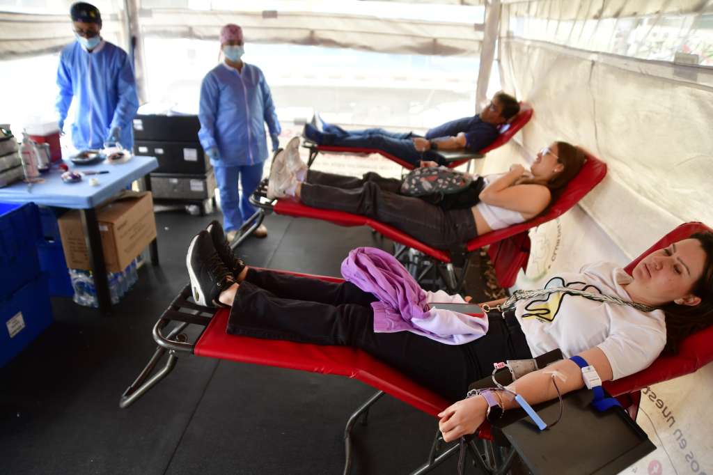 Ciudadanos se acercaron a donar sangre como otra forma de apoyar la atención de las personas afectadas por la emergencia.