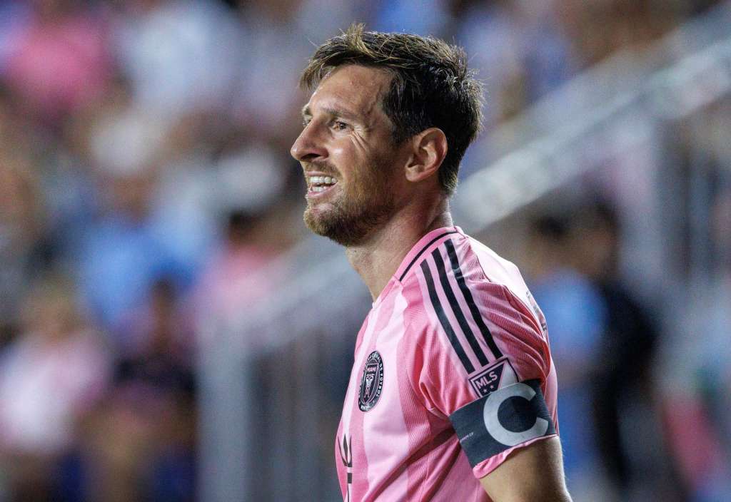 FORT LAUDERDALE (United States), 17/09/2025.- Inter Miami FC forward Lionel Messi gestures during the soccer match between the Inter Miami CF and the Seattle Sounders FC in Fort Lauderdale, Florida, USA, 16 September 2025. EFE/EPA/CRISTOBAL HERRERA-ULASHKEVICH