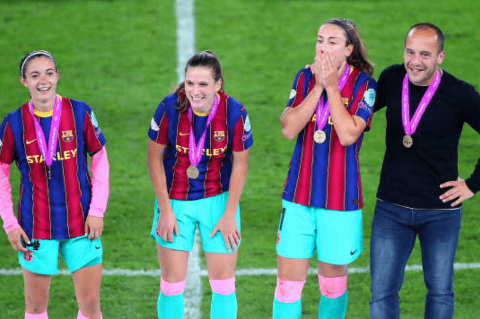 Aitana Bonmati (izq), Laia Codina, Alexia Putellas (der) y Luís Cortés, celebrando luego de ganar la Champions League Femenina en 2021.