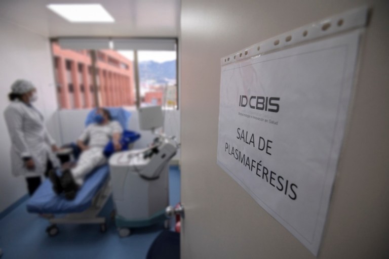 Posteriormente, el plasma es aplicado en dos sesiones a un paciente activo severo de Covid19, de forma que esta transfusión puede ayudar a la recuperación del paciente gracias a los anticuerpos que desarrolló el donante al superar la enfermedad.