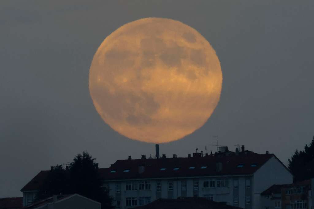 -FOTODELDÍA- SANTIAGO DE COMPOSTELA, 15/11/2024.- La luna llena de este mes de octubre, conocida como la superluna del castor, vista hoy viernes desde Santiago de Compostela. EFE/Lavandeira Jr