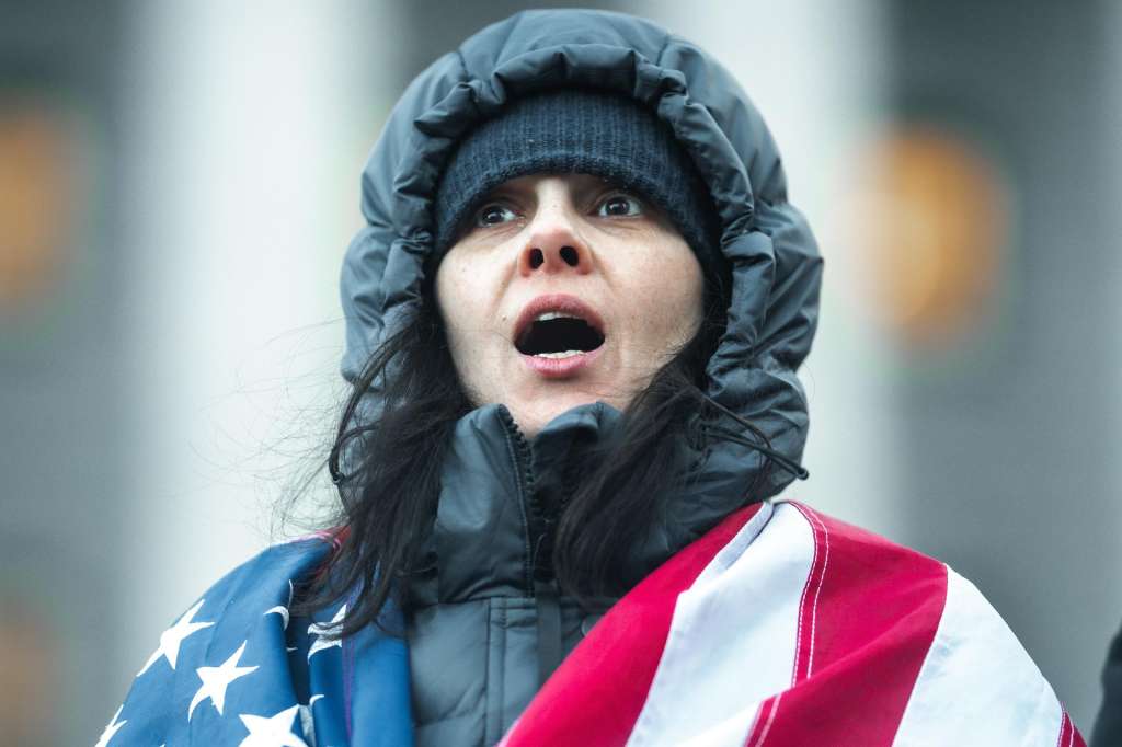 New York (United States), 31/01/2026.- A person draped in American flag shouts during a nationwide general strike and protest against immigration enforcement operations, in New York, New York, USA, 30 January 2026. The protest comes after a federal agents fatally shot US citizens Renee Nicole Good and Alex Pretti during immigration enforcement operations in Minneapolis. (Protestas, Nueva York) EFE/EPA/Olga Fedorova