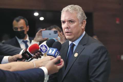 Duque pide investigar a magistrado que ordenó su arresto por desacato