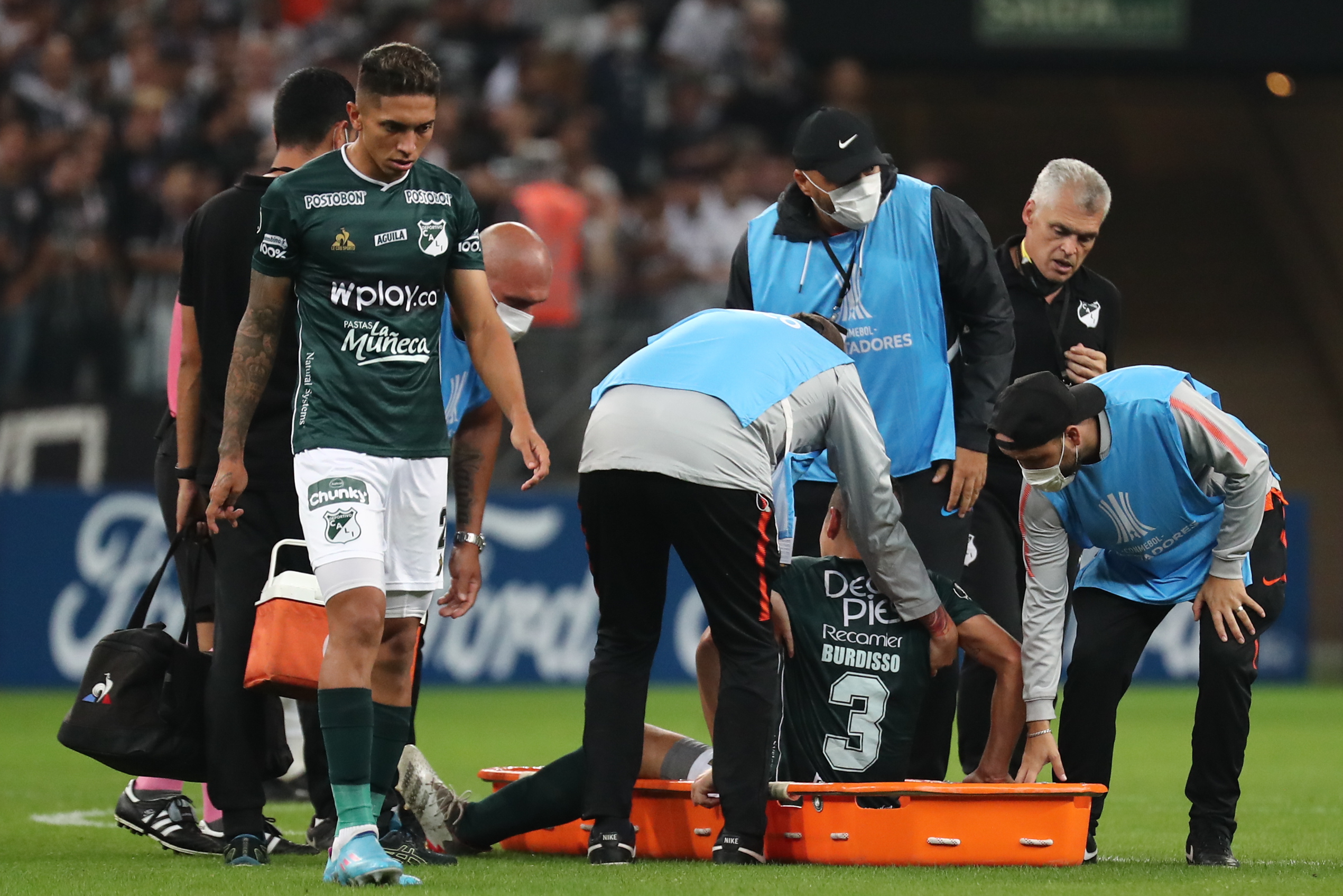 AMDEP9466. BRAGANCA PAULISTA (BRASIL), 13/04/2022.- Guillermo Burdisso de Cali recibe atención médica hoy, en un partido de la Copa Libertadores entre Corinthians y Deportivo Cali en el estadio Arena de Sao Paulo (Brasil). EFE/Sebastiao Moreira