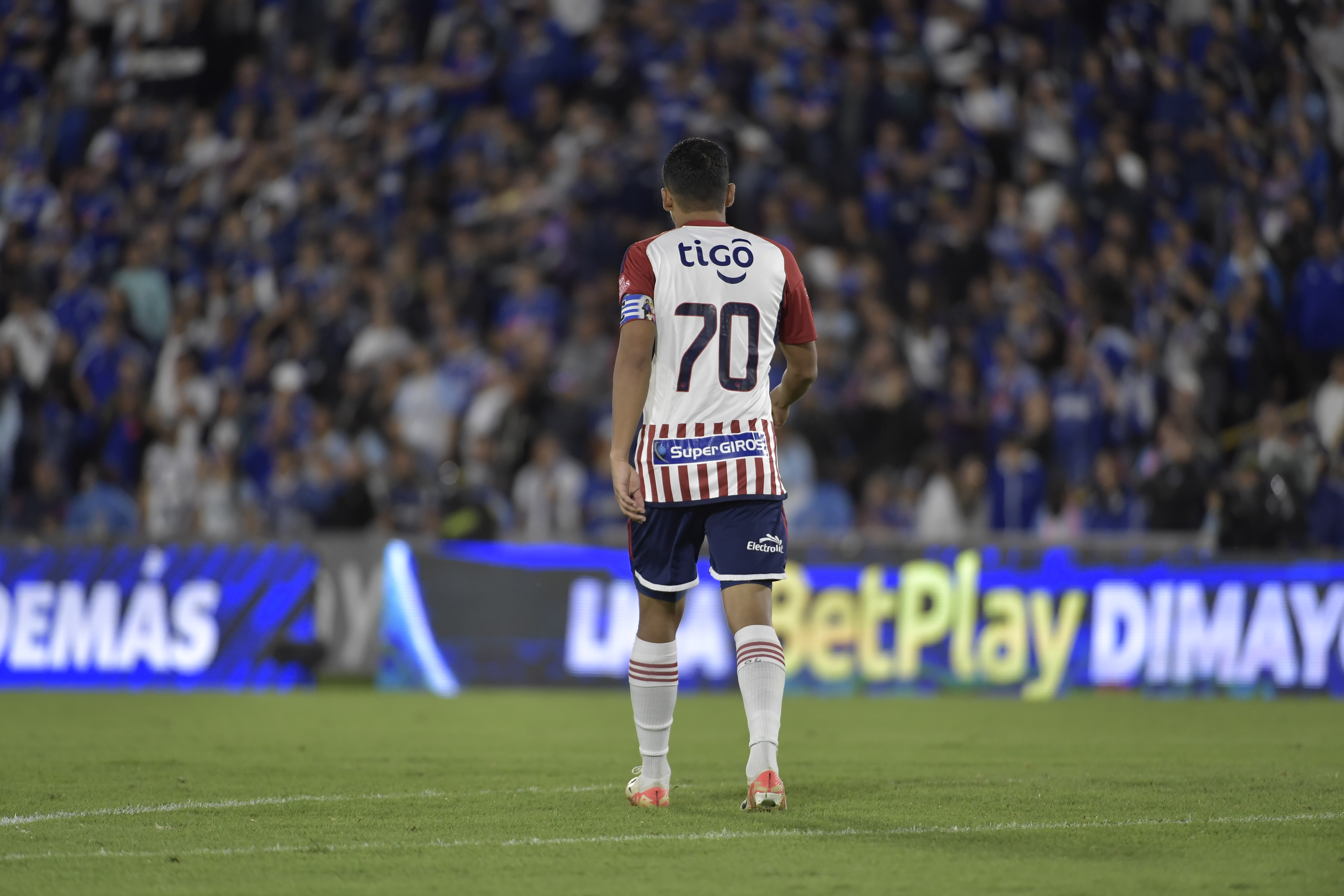 Jugador del Junior de Barranquilla durante el compromiso de cuadrangulares ante Millonarios en el estadio El Campin de la capital
