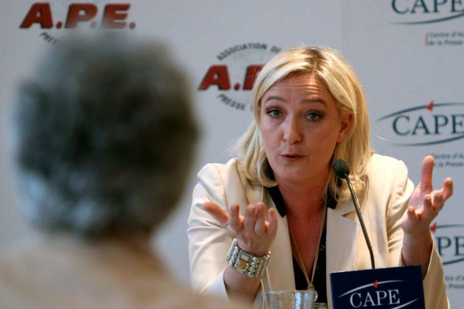 La líder del Frente Nacional, Marine Le Pen, en una rueda de prensa en París. / EFE