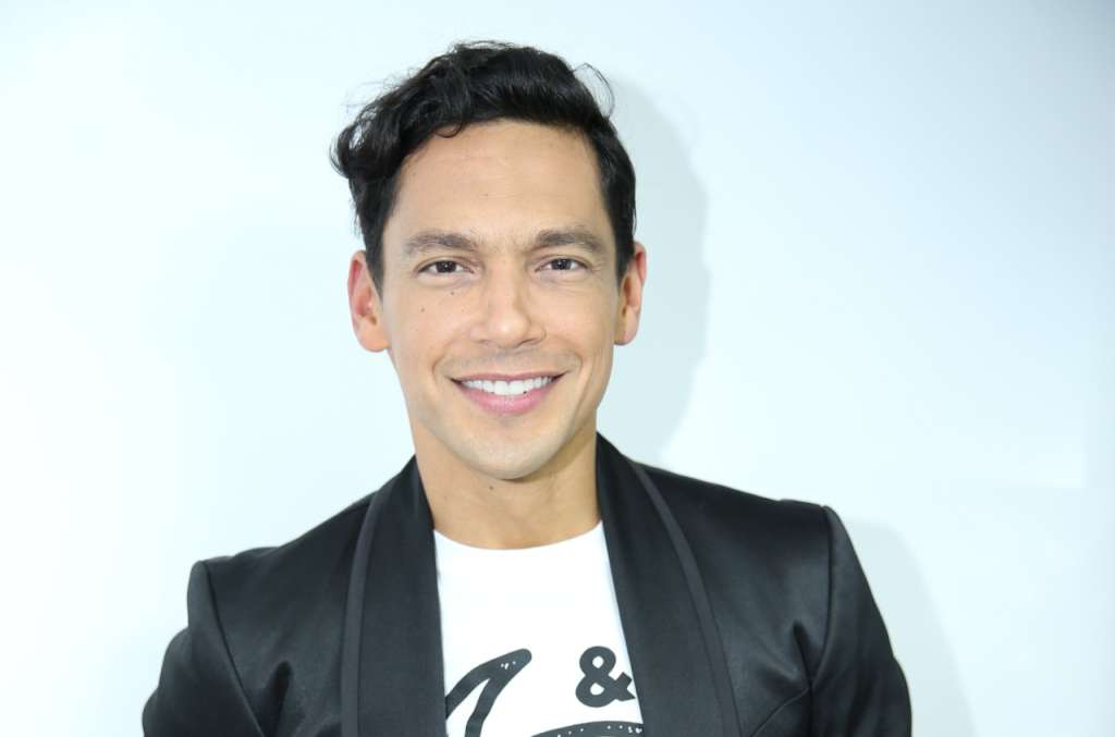 El actor y cantante colombiano reflexiona sobre el comienzo de su carrera artística, su evolución a lo largo de los años y por qué, a pesar de estar alejado de la televisión, vive un momento de plenitud en el mundo de la música y el teatro musical.