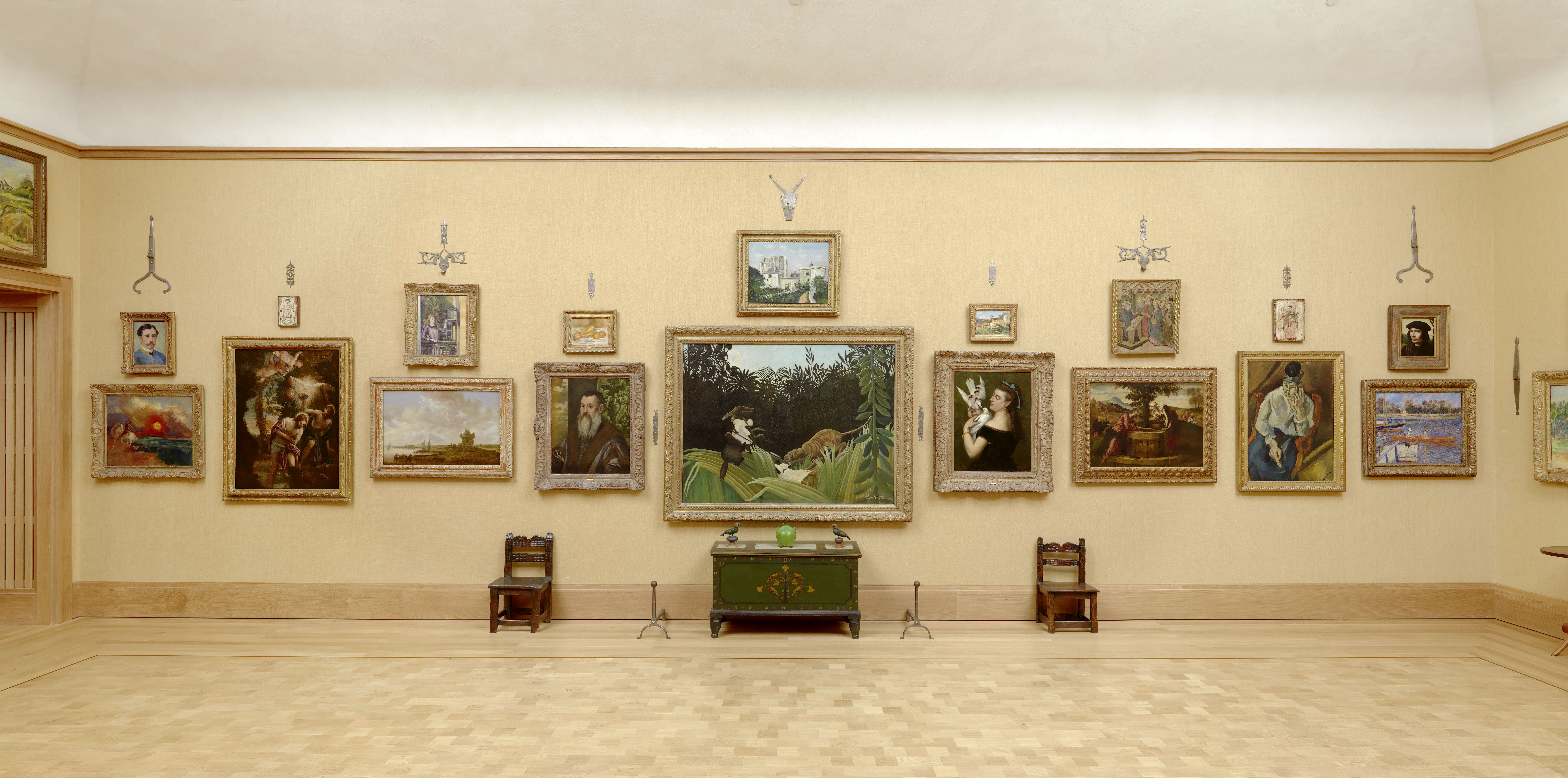 USA5710. FILDELFIA (ESTADOS UNIDOS), 06/04/2023.- Fotografía cedida por la Fundación Barnes donde se aprecia "Room 14" (Sala 14) con una pared con varios cuadros como "Exploradores atacados por un tigre" de Rousseau en el centro, "Mujer con paloma" de Courbet a su derecha y "Retrato de un caballero" de Tintoretto a su izquierda, o las obras más alejadas en cada extremo de la pared, "San Jorge y el dragón" de Redon a la izquierda y "El Sena en Argenteuil" de Renoir a la derecha, expuestos dentro de la sede de la fundación ubicada en la avenida de Benjamin Franklin en Filadelfia, Pensilvania (EE.UU.). Filadelfia es conocida por ser la cuna de la democracia estadounidense y albergar importantes monumentos y centros culturales, pero cuenta también con joyas no tan conocidas como la Fundación Barnes: un museo creado para aprender a mirar el arte. EFE/ The Barnes Foundation SÓLO USO EDITORIAL/SÓLO DISPONIBLE PARA ILUSTRAR LA NOTICIA QUE ACOMPAÑA (CRÉDITO OBLIGATORIO)