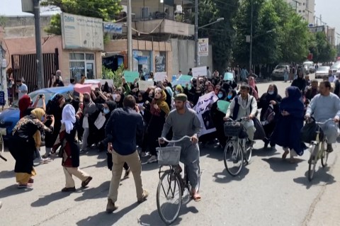 Afganistán: los talibanes disparan al aire en una manifestación de mujeres