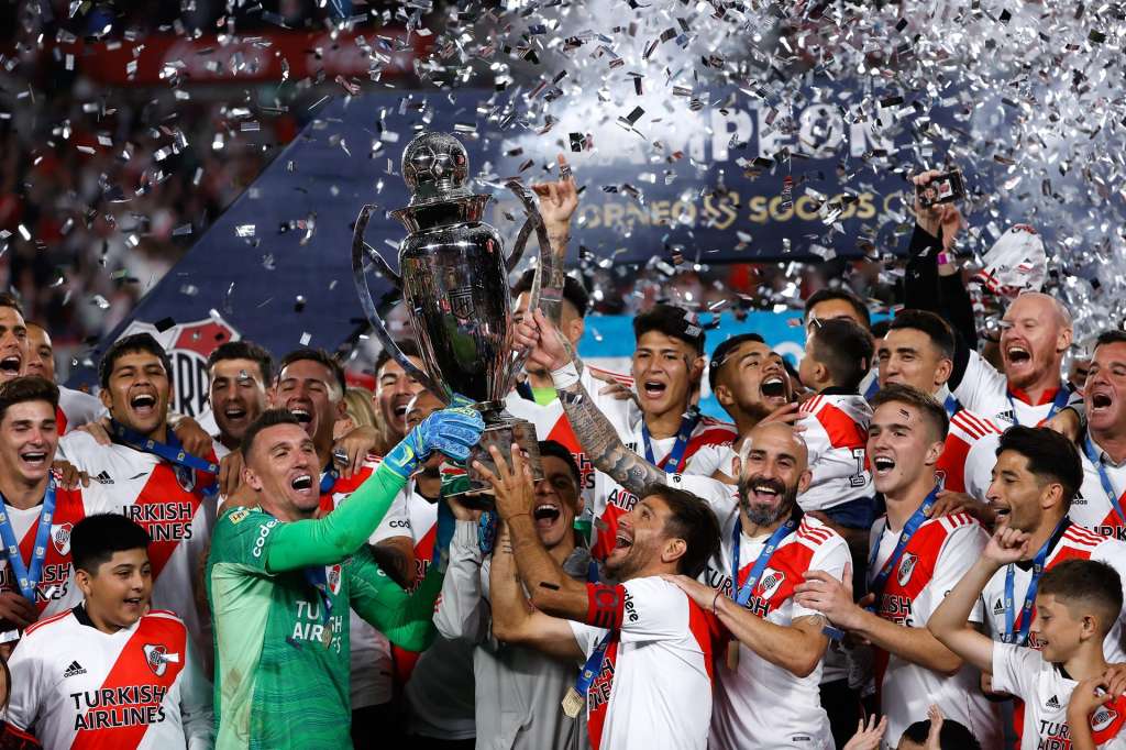 River Plate levanta el título de la liga local.