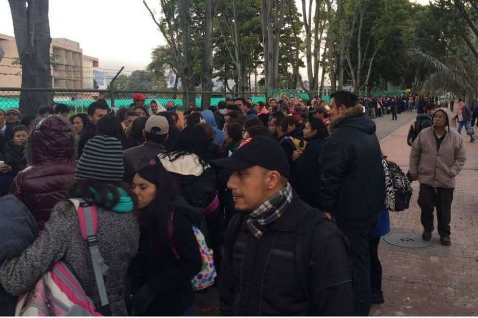 Los trabajadores acamparon a las afueras de la Plaza de los Artesanos para participar en una feria de empleo que realizará el Distrito. /Foto: Tomada de Twitter @MarthaECamargo