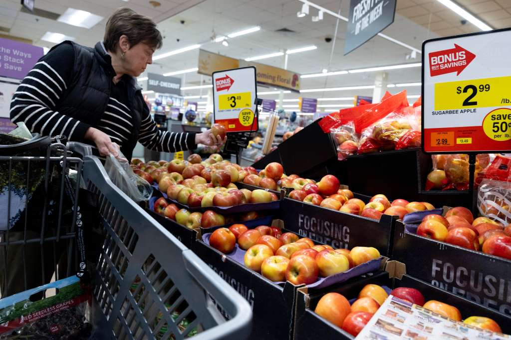 Hyattsville (United States), 10/01/2024.- A customer looks at apples while shopping at a Giant Food grocery store in Hyattsville, Maryland, USA, 10 January 2024. The US Bureau of Labor Statistics is scheduled to release the Consumer Price Index (CPI) report for December 2023 on 11 January 2024. EFE/EPA/MICHAEL REYNOLDS