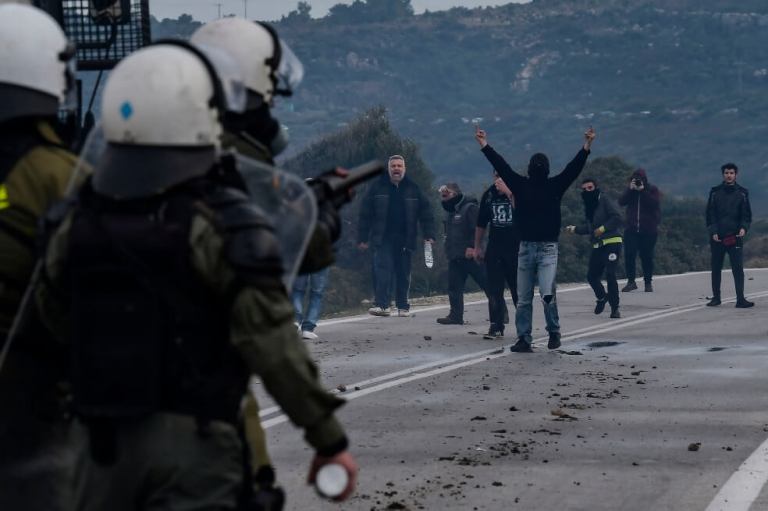 Los campos de migrantes desatan (nuevamente) protestas en dos islas griegas
