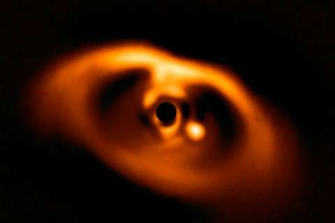 Logran la primera fotografía de un planeta "recién nacido"