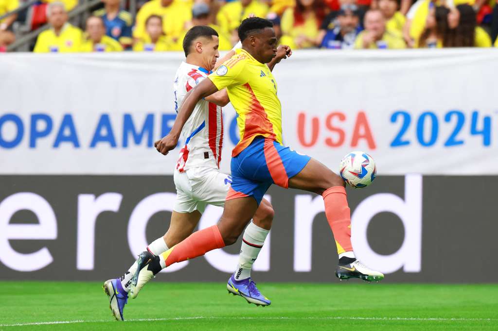 Alex Arce de Paraguay desafía el balón con Jhon Lucumi de Colombia durante el partido del Grupo D de la CONMEBOL Copa América 2024 entre Colombia y Paraguay en el Estadio NRG el 24 de junio de 2024 en Houston, Texas. Héctor Vivas/Getty Images/AFP (Foto de Héctor Vivas / GETTY IMAGES NORTEAMÉRICA / Getty Images vía AFP)