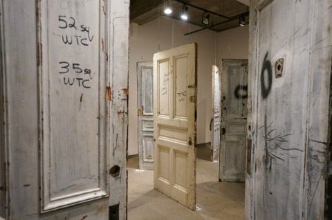 Gracias a un vagabundo subastan las puertas de icónico hotel de Nueva York