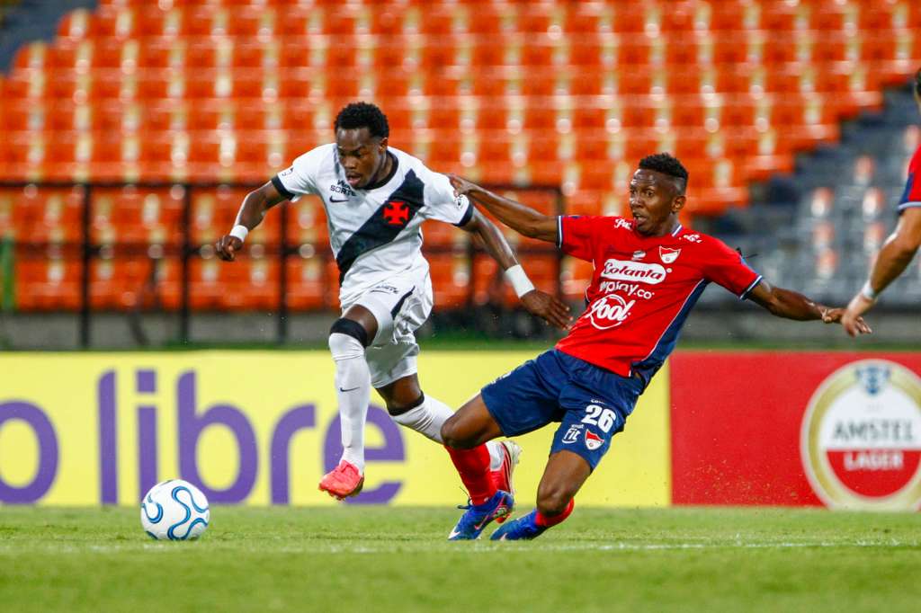 AMDEP9198. MEDELLÍN (COLOMBIA), 22/07/2026.- Esneyder Mena (d) de Medellín disputa un balón con Carlos Andrés Gómez de Vasco da Gama este miércoles, en un partido de la Copa Sudamericana entre Medellín y Vasco da Gama en el estadio Atanasio Girardot en Medellín (Colombia). EFE/ STR