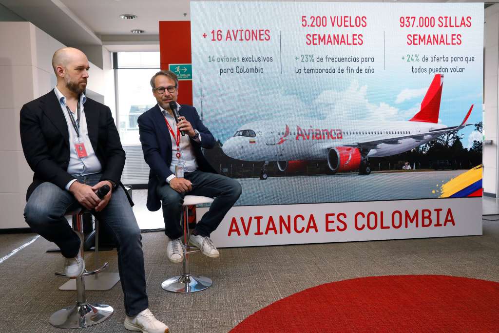 BOG400. BOGOTÁ (COLOMBIA), 07/09/2023.- Frederico Pedreira (i), CEO adjunto de Avianca, participa hoy en una rueda de prensa junto a Adrian Neuhauser, presidente y CEO de la aerolínea, en Bogotá (Colombia). Avianca, fundada en Colombia hace 104 años, anunció este jueves que este año hará una inversión de 473 millones de dólares que será utilizada para incorporar 16 aviones a su operación, con lo cual ampliará su frecuencia de vuelos a buena parte del país. EFE/ Carlos Ortega