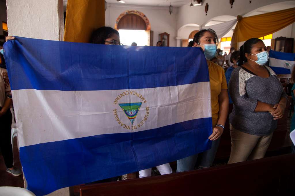 Algunas personas protestas durante la conmemoración del tercer aniversario de las protestas sociales.