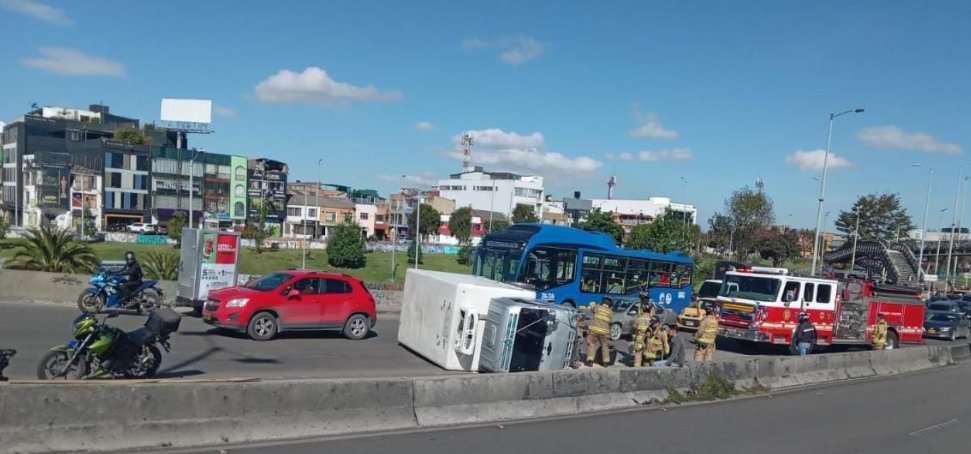 Movilidad: camión se volcó en puente de Escuela Militar, al norte de Bogotá.