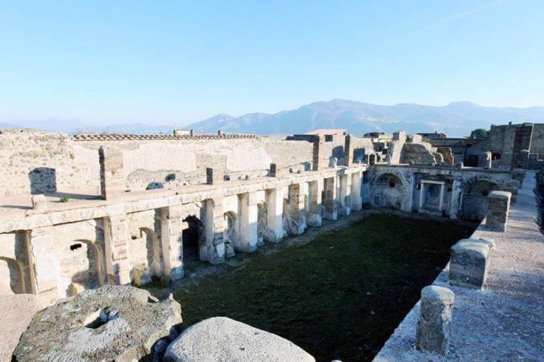 Joven intenta robar partes de un mosaico en Pompeya