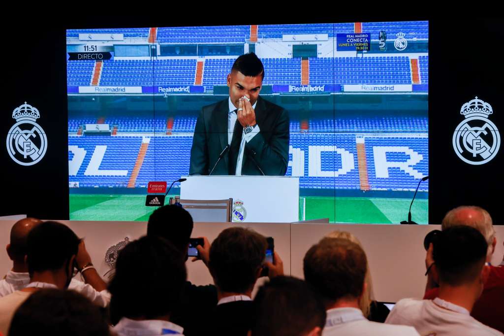 GRAF4921. MADRID, 22/08/2022.- Vista de la pantalla en la sala de prensa de la Ciudad Deportiva del Real Madrid que retransmite la despedida del centrocampista brasileño Carlos Henrique 'Casemiro' durante un acto celebrado este lunes en la Ciudad deportiva de Valdebebas, Madrid. EFE/ Juan Carlos Hidalgo