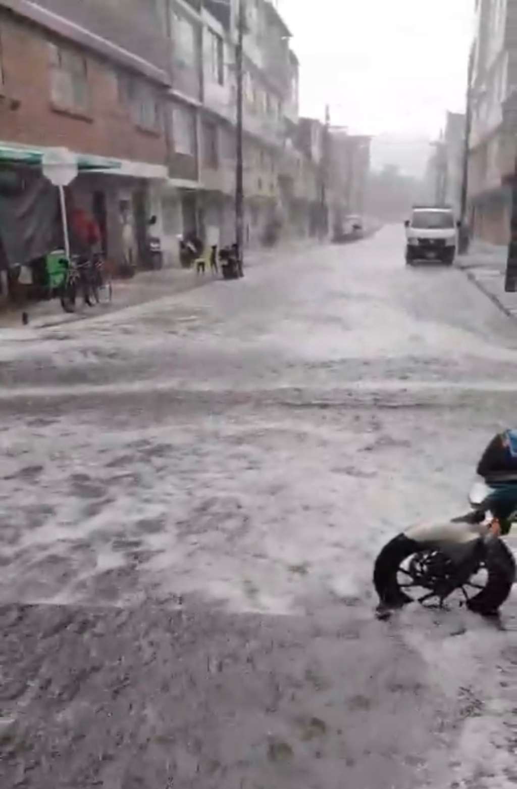 La Secretaría de Movilidad también reportó encharcamientos e inundaciones en otros sectores clave, entre ellos la avenida Boyacá con avenida El Dorado, la carrera 104 con calle 132 en Suba, la avenida Cali con calle 139 y la carrera 50 con avenida La Esperanza, en Teusaquillo. En Puente Aranda, en la calle 3 con carrera 56, equipos técnicos revisan un daño en la vía pública.