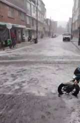 Granizada colapsa vías principales y provoca hundimiento en la Autopista Sur