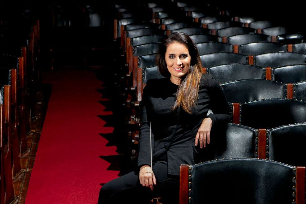 Lina González-Granados hizo su maestría en dirección y un diploma de posgrado en dirección coral en el Conservatorio de Nueva Inglaterra.