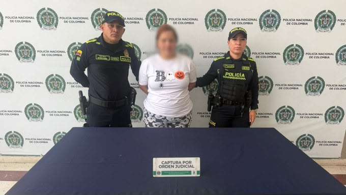 Las autoridades informaron que la condenada registra 33 anotaciones judiciales por delitos como estafa, abuso de confianza, falsedad en documento y calumnia.