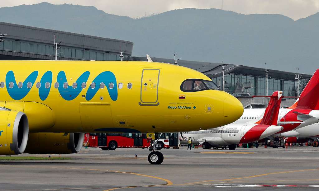 AME8446. BOGOTÁ (COLOMBIA), 28/02/2023.- Fotografía de archivo fechada el 21 de agosto de 2021 de un avión de la aerolínea Viva Air, en el Aeropuerto El Dorado, en Bogotá (Colombia).La incertidumbre y la indignación reina este martes en los principales aeropuertos colombianos por la cancelación de operaciones de la aerolínea de bajo costo Viva Air, que dejó en tierra a miles de pasajeros los cuales protestan en las terminales aéreas para exigir soluciones.EFE/ Mauricio Dueñas Castañeda