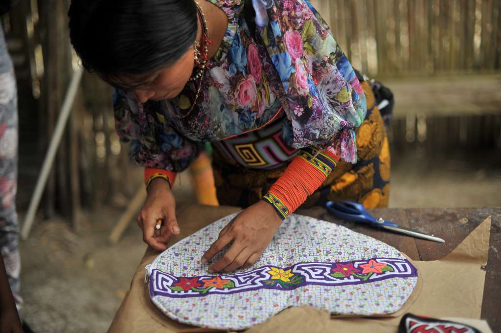 Mujeres indígenas del Urabá antioqueño que se dedican a la elaboración de las Molas (artesanías típicas de su cultura).