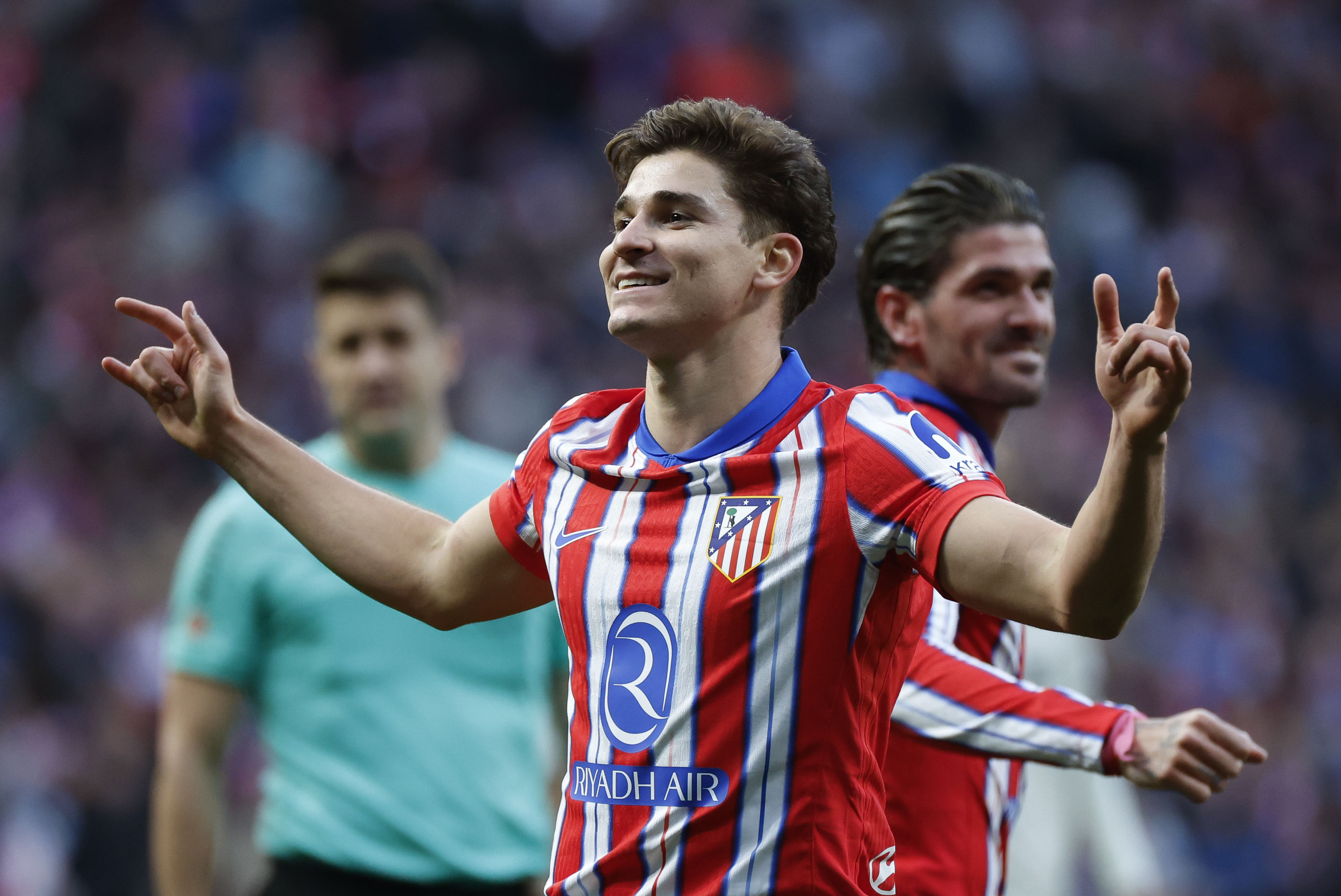 -FOTODELDÍA- MADRID , 12/01/2025.- El delantero argentino del Atlético de Madrid Julián Álvarez celebra el primer gol de su equipo durante el partido de LaLiga entre el Atlético de Madrid y el Osasuna, este domingo en el Riyadh Air Metropolitano de Madrid.EFE/ Juanjo Martín