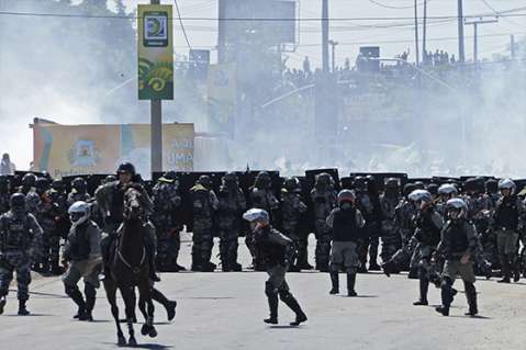 Fuertes enfrentamientos entre Policía y manifestantes previo al partid Brasil México