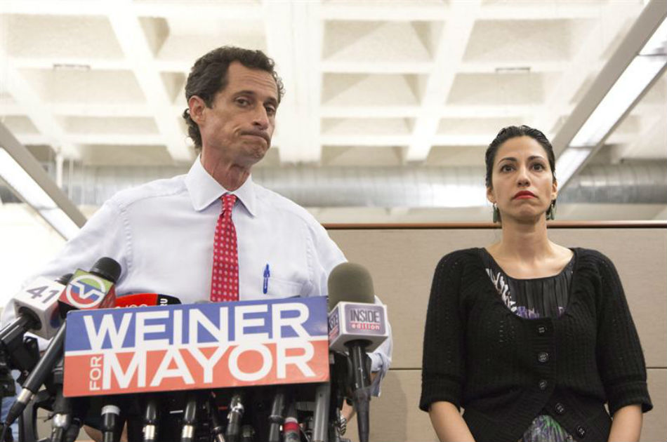 Anthony Weiner junto a su esposa Huma Abedin