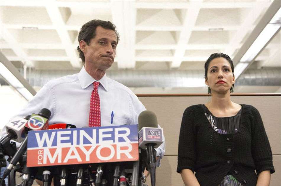 Anthony Weiner junto a su esposa Huma Abedin