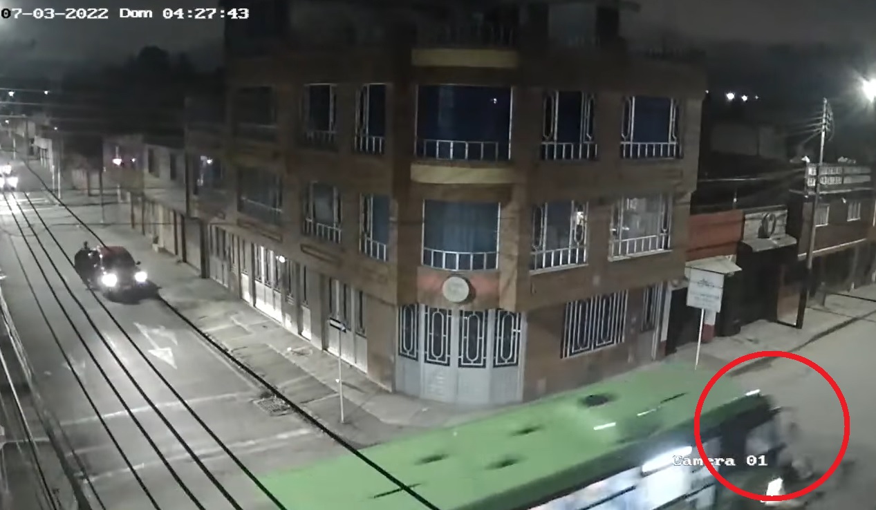 El video muestra cuando los uniformados, que circulaban en motocicleta, obviaron la señal de 'Pare', y fueron embestidos por el vehículo de transporte.