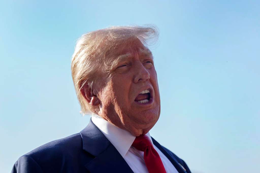 WASHINGTON (United States), 25/07/2025.- US President Donald Trump talks to the media as he departs from the White House in Washington, DC, USA, 25 July 2025. President Trump is due to visit Scotland for a 4-day visit where he is due to visit his golf courses and met with UK Prime Minister Keir Starmer. EFE/EPA/WILL OLIVER / POOL