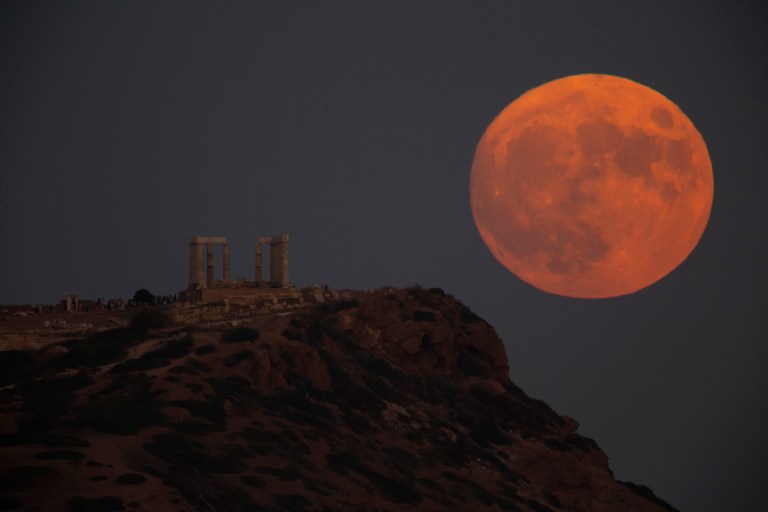 Athens (Greece), 30/08/2023.- A full Blue Moon rises over the Temple of Poseidon, at Cape Sounio, some 65 km south of Athens, Greece, 30 August 2023. On 30 August 2023, people will have the rare chance of seeing a blue moon, which at the same time will be a supermoon, resulting in a Super Blue Moon. (Grecia, Atenas) EFE/EPA/YANNIS KOLESIDIS
