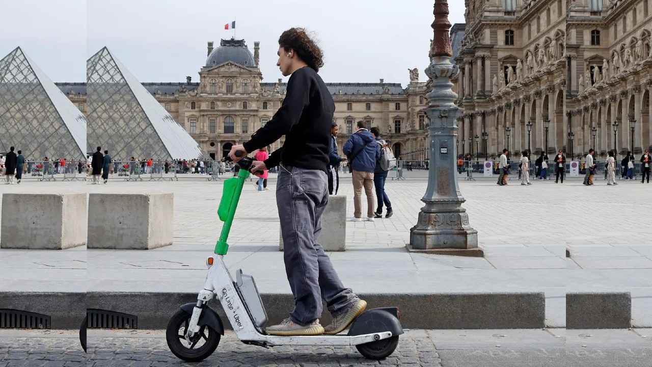 París prohíbe el uso de patinetas eléctricas de alquiler en la ciudad, ¿por qué?