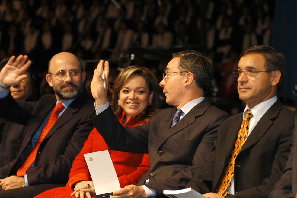 El expresidente Álvaro Uribe acompañado de los pastores Claudia Rodríguez y César Castellanos (iz q), fieles al uribismo. / SNE